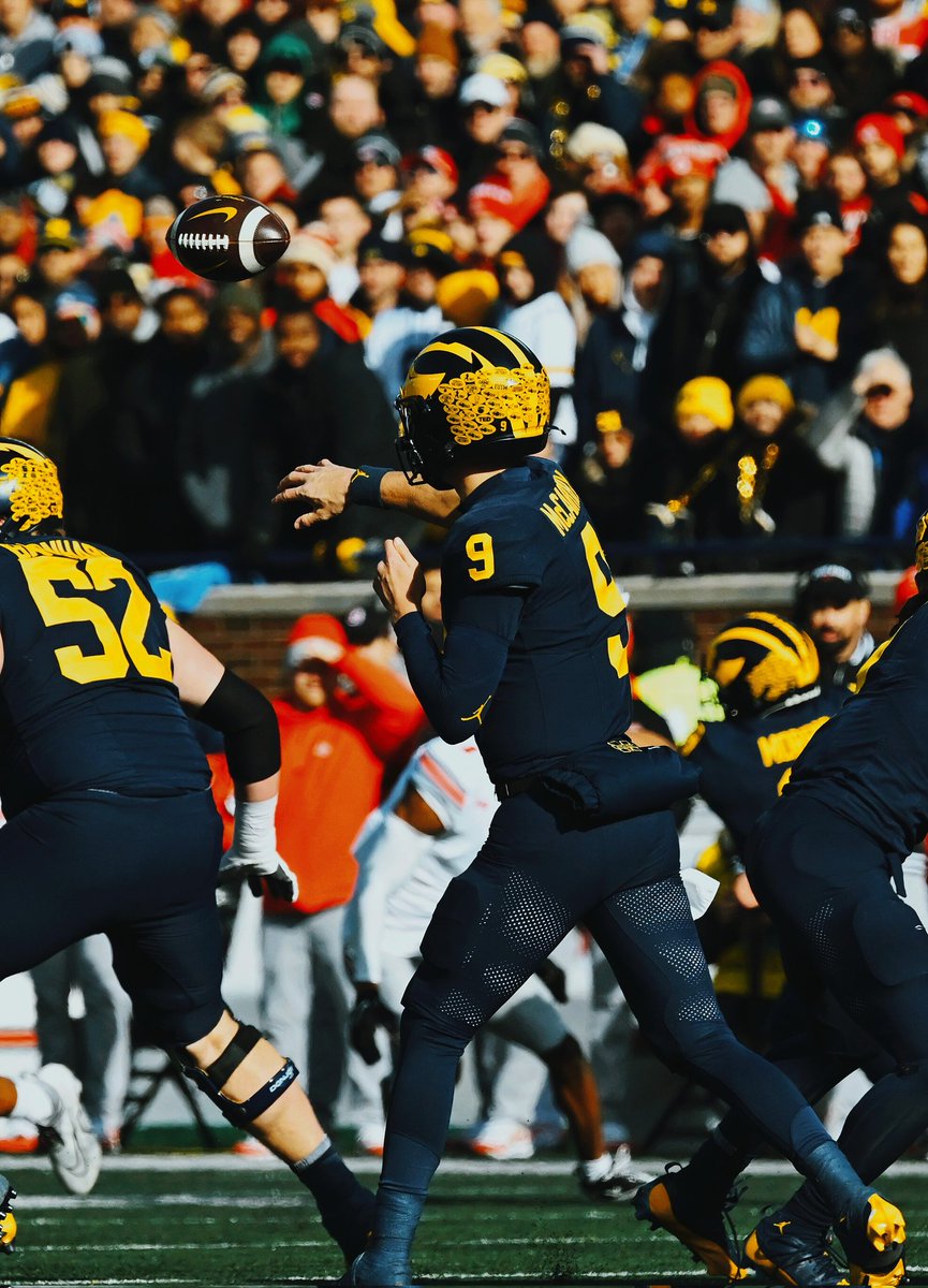 One of my favorite parts about this shot is Ryan Day in the background watching helplessly as JJ McCarthy carves up his defense.📸

#BeatOhio | #GoBlue