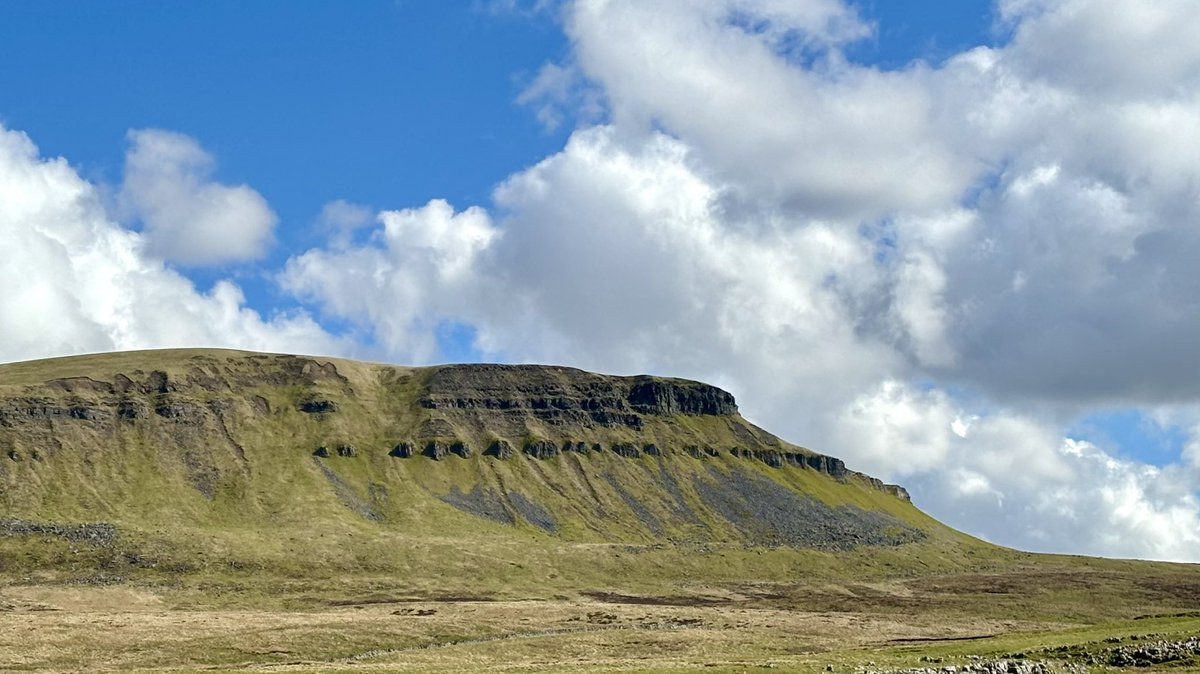 Climbed the majestic Pen-y-ghent this morning with a detour to Plover Hill on the way down ⛰️⛰️🐾🥾 Beautiful weather in the Dales again today 🌟 @visitdales