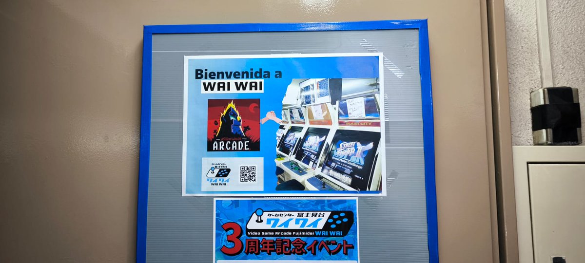ArcadesCat's tweet photo. Hoy varios socios que están de vacaciones en Japón fueron a visitar @f_waiwai, al entrar se encontraron un cartel dándoles la bienvenida. Tuvieron la oportunidad de conocer a los dueños a @SN_TAK y @lmt_enche y disfrutar de la auténtica escena arcade. https://t.co/9cQJu4Ie1v