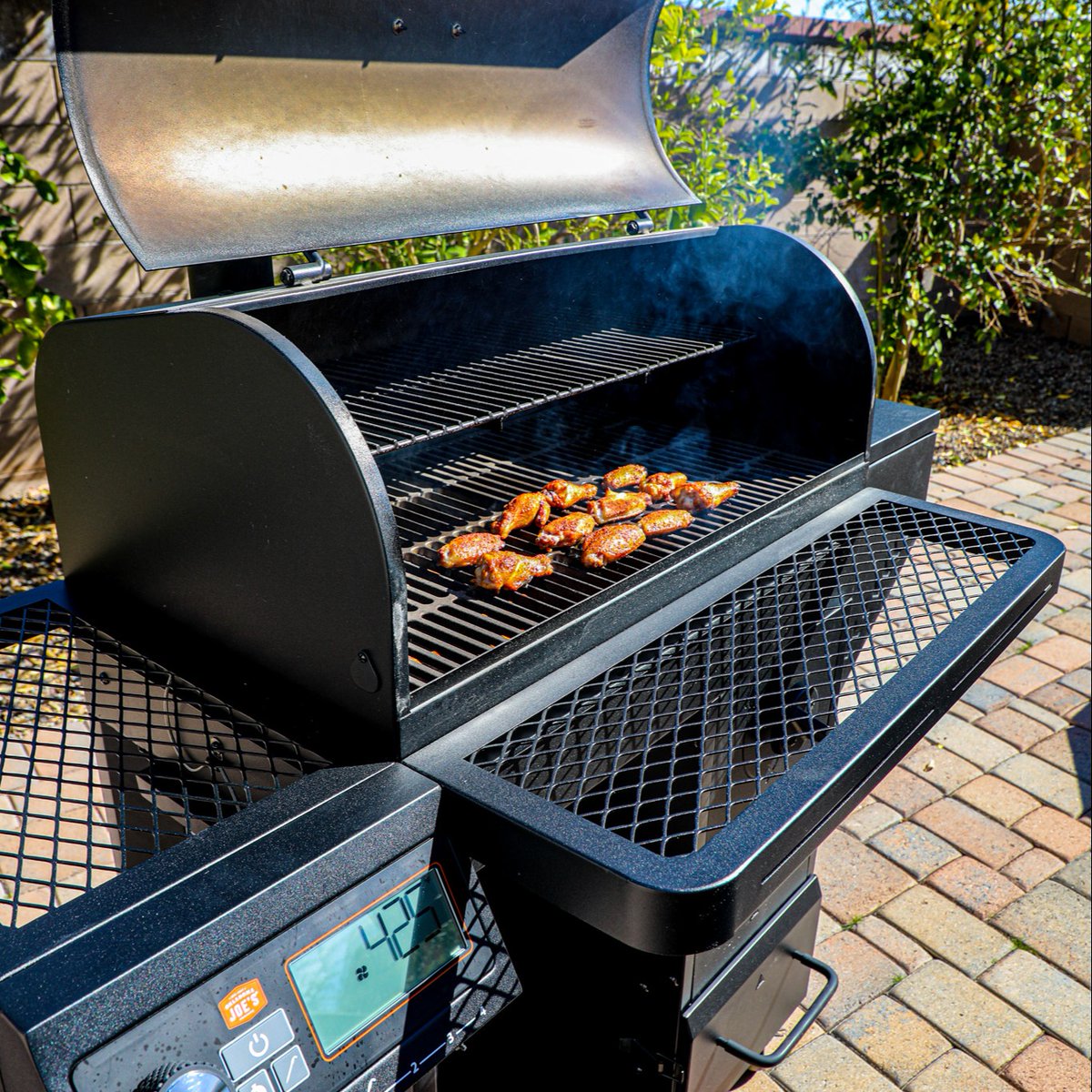 Wings like this? The Tahoma 900 has 'em on lock. Stretch your range from 225°to 600°F for a tender inside and a crispy outside. Available at @Lowes. 📸: @bonappeteach oklahomajoes.com/tahoma-900 #OklahomaJoes #OKJ #RealSmokeFlavor #Tahoma #Tahoma900