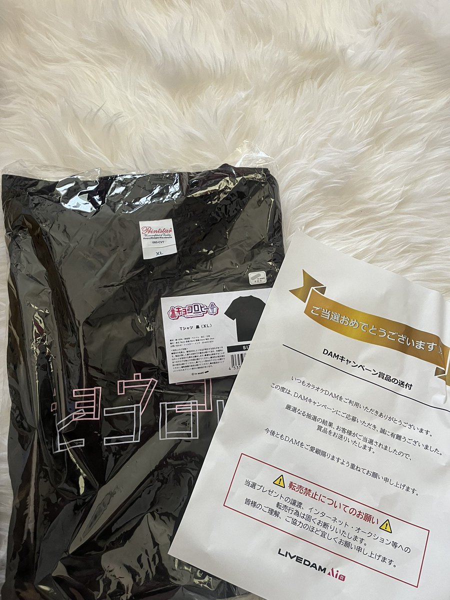 iiimmmi's tweet photo. DAMの応募したらキョコロヒーの
サイン入りTシャツ当たった！！！

齊藤京子ちゃんとヒコロヒーさんのサイン素敵すぎる、、、🤍
嬉しい！！！！！

 #キョコロヒー  #齊藤京子  #日向坂46 https://t.co/GZFT21Ng0I