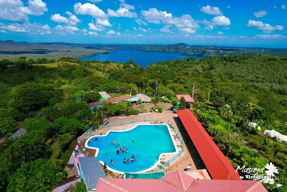 Te invitamos a visitar el Mirador turístico de Nandasmo en Masaya, 🌿un lugar hermoso y lleno de naturaleza, donde se puede disfrutar de una vista panorámica de la laguna y el volcán de Masaya, 🌋 así como de piscina, restaurante y artesanías. 💦#Nicaragua