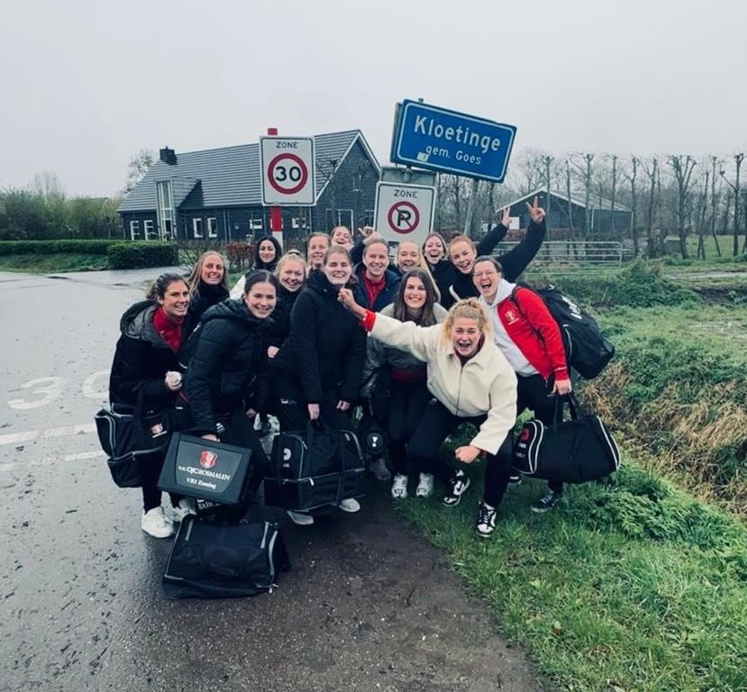 OJCROSMALEN's tweet photo. 💥 Vrouwen 1 door naar de finale van de beker!! Door 2-5 winst tegen @vvkloetinge. Goals van Anne, Claire, 2x Lydia en Felicia. Op donderdag 9 mei spelen ze de finale tegen stichting Unitas/GJS Heukelom, op het veld van @vv_trinitas in Oisterwijk. Start om 11.00 uur. 🔴⚫️ https://t.co/xBrAxypqrw