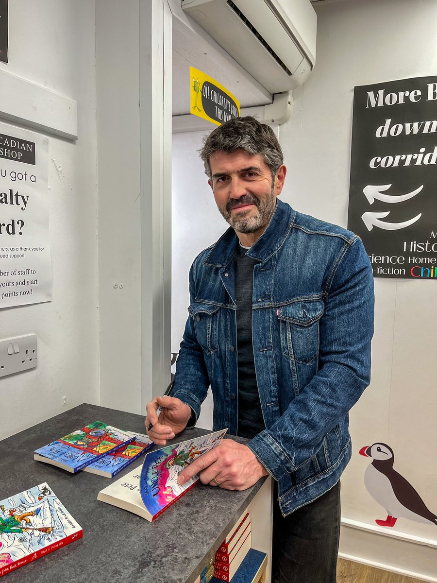 Popped into The Orcadian Bookshop today to sign some copies of my Uncle Pete stories. Such a brilliant shop, with a lovely team. Always appreciate their support. @littledoorbooks @bouncemarketing