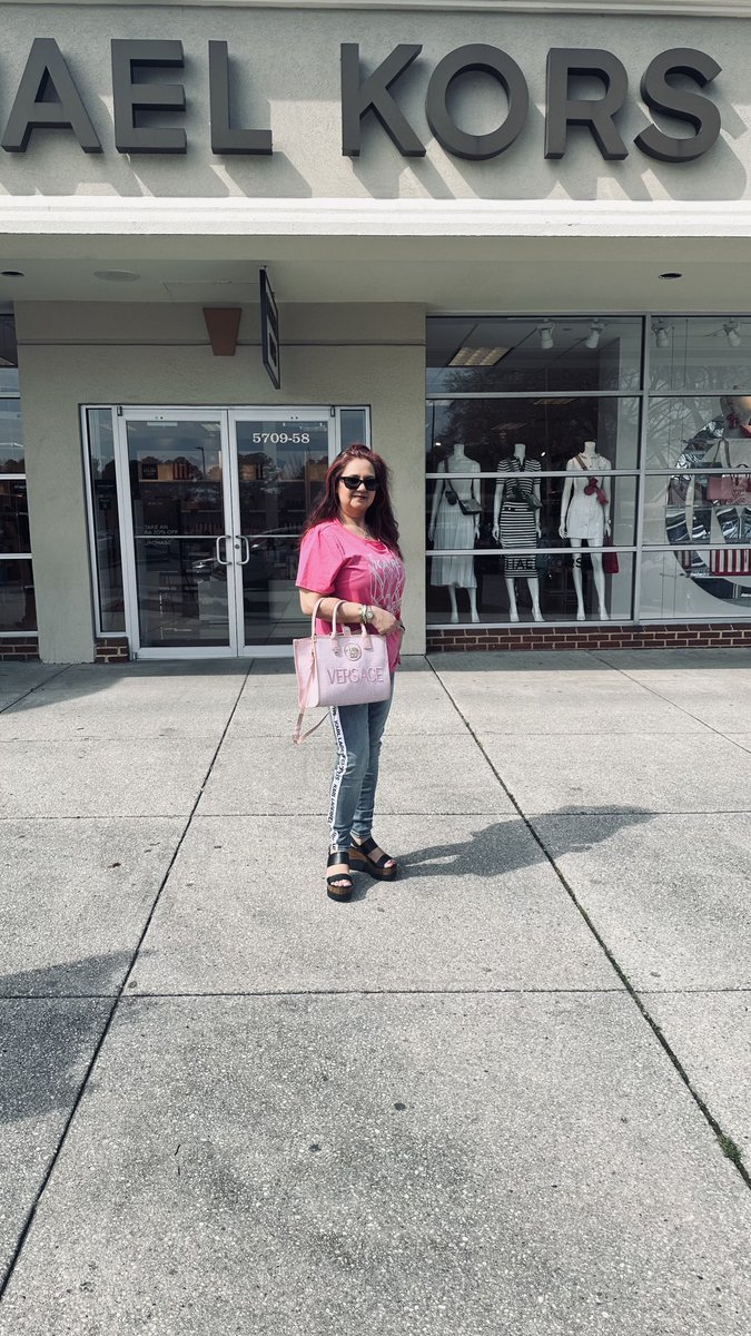 TaurusMeme's tweet photo. #OutletShopping https://t.co/HYL9n3TmkY