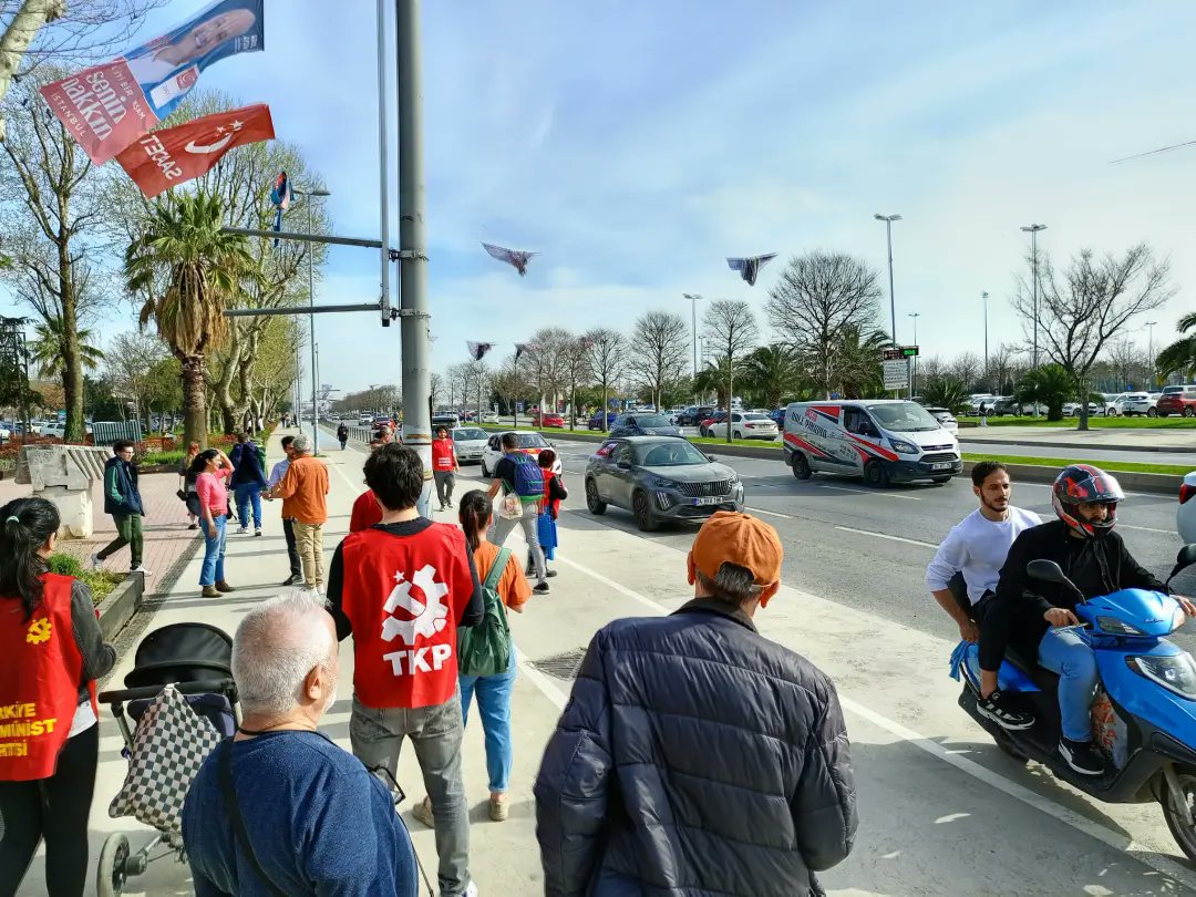 31 Mart yerel seçim çalışmalarımızın son gününde Süreyya Plajı'nda yurttaşlarla buluştuk. Yarın sandıklara giderek hem oylarımıza hem de ülkemize sahip çıkacağız. #OylarTKPye #KomünistBelediyecilik #YerelSeçim2024