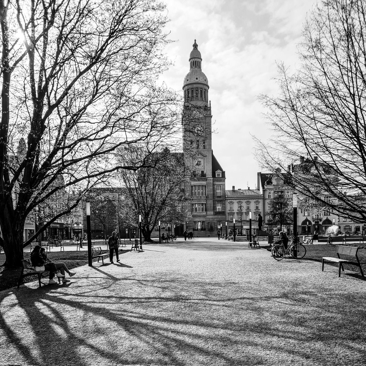 pkuler's tweet photo. Prostějov, Náměstí T. G. Masaryka
.
.
.
#prostejov #Czechia #sky #building #black #cloud #tree #black-and-white #plant #roadsurface #style #tower #thoroughfare #landmark #tintsandshades #city #monochrome #monochromephotography #clocktower  #facade #sidewalk #street #steeple https://t.co/LEOMA0kIh3