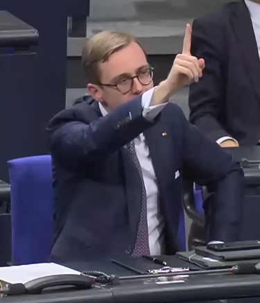 #finger #Bundestag #CDUCSU #ISIS

Amthor unterstützt Terroristen und zeigt das öffentlich im Bundestag....