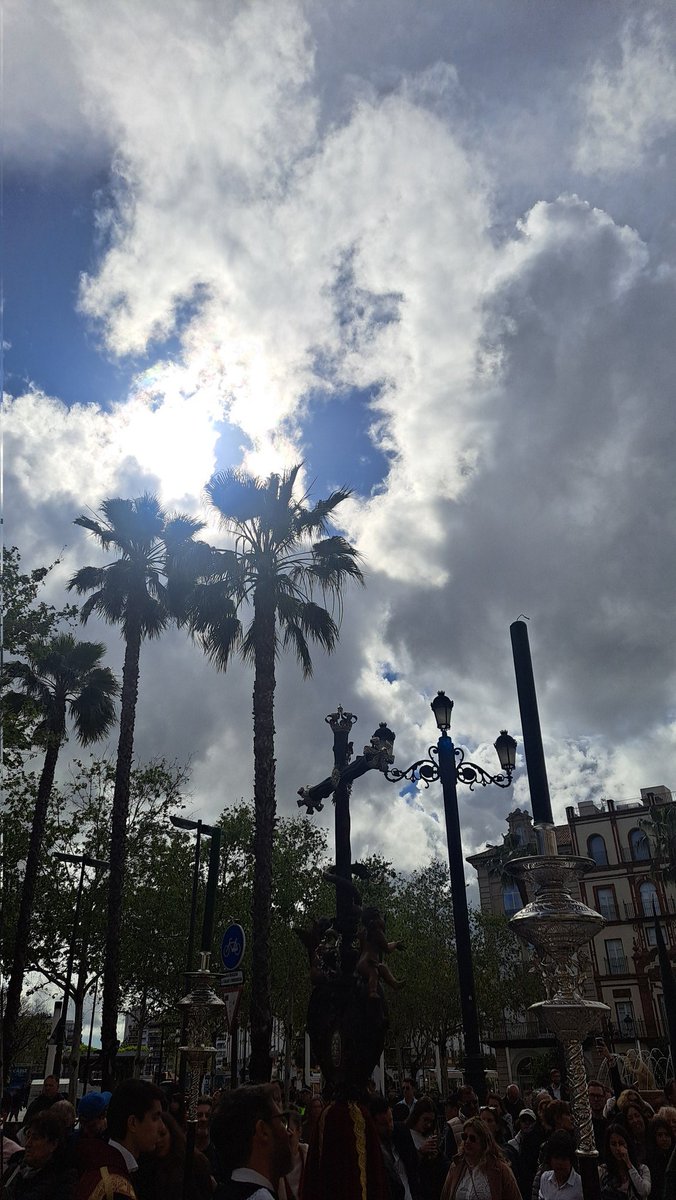 Cruz de guía de la <a href="/hdaddelsol/">Hermandad del Sol</a> en Puerta Jerez #SSantaSevilla24