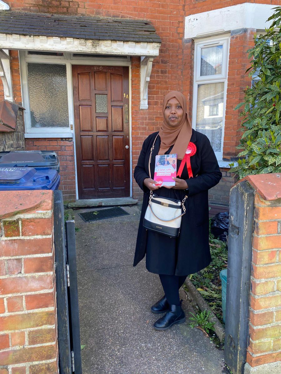 It was an absolute pleasure to welcome @Sadiqkhan to Hanwell today! The response from the community on the doorstep was truly fantastic @EalingLabour 🌹