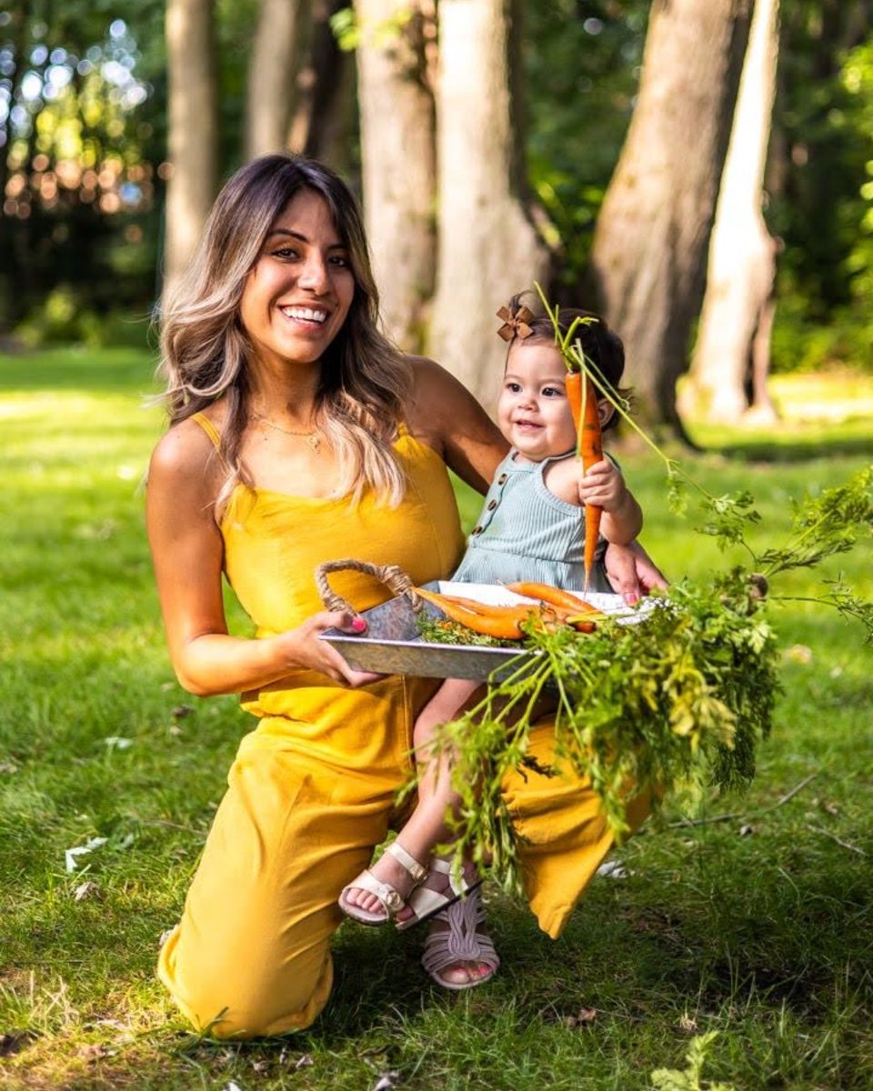 Getting ready for the Easter Bunny’s arrival, one homegrown, organic carrot at a time. 🐰🥕 From the Back to the Roots family to yours, we wish you a happy, healthy and safe holiday weekend. #easter2024 #easterweekend #easterfun #eastersunday #easterbunny #happyeaster