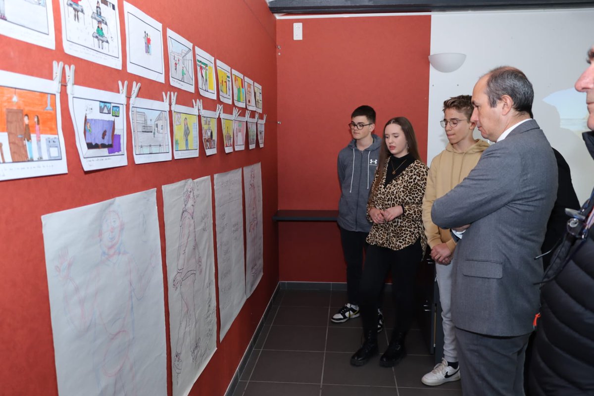 Au petit collège de la Combraille, à Marcillat-en-Combrailles (103 élèves), des projets 👑 écriture poétique avec #SemaineDeLaPoésie 📸 atelier photographie #EAC 📚 club lecture avec la médiathèque & 'Jeunes en librairie' 🎙nouveau projet #EMI webradio 🕯projet mémoriel #Oradour