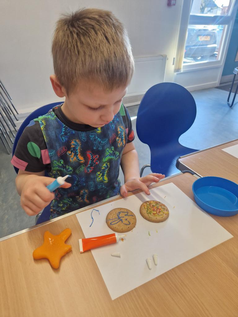 Amandmoo1608's tweet photo. It's the little milestones that don't last long but show the biggest progress .
Having our STAY AND PLAY - continues to allow our children to grow, learn, socialise in their own way🙌..
Max actually WILLINGLY decorated biscuits!! #Autism #newskills #stand https://t.co/nbQPAAzRpy