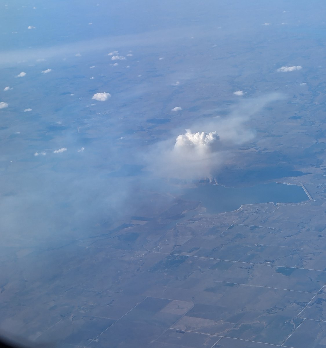 Have you ever wondered what a #rxfire looks like from 36,000 feet? Now you know...

This photo was captured from 36,000 feet above ground of a #rxburn at Kirwin NWR in KS. Notice how you can see different units burning & the way smoke disperses in the sky

📸 Andrew Bailey/USFWS