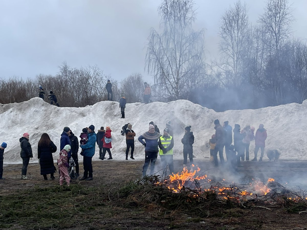 Lankalauantaihin kuuluu keskipohjanmaalla koko perheen pääsiäistapahtumia, pääsiäiskokko😀🔥 Kuvat ovat Nynäs Parkista #pääsiäiskokko #pääsiäistapahtuma #kokkola