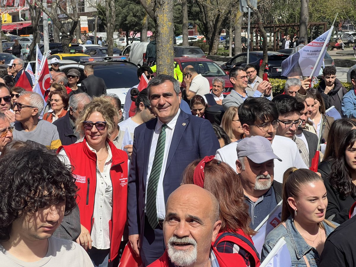 Yarın Beylikdüzü’nde sandıklara sahip çıkacak partililerimizle buluştuk. Cumhuriyetimize, demokrasimize, şehrimize ve evimize sahip çıkmak için yarın 06:00’dan başlayarak 24 saat sandıklarda seçim kurullarında nöbette olacağız.