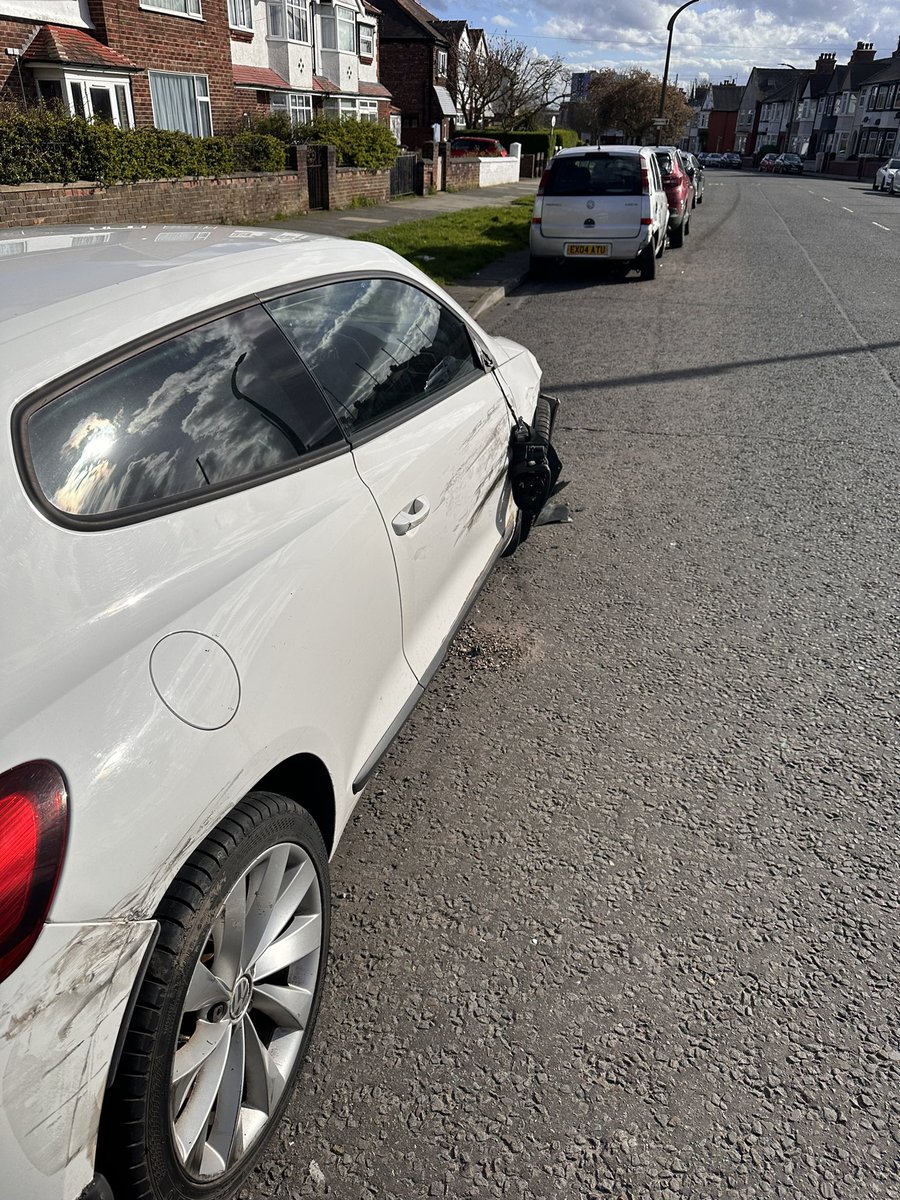 dankayll5's tweet photo. @dpdireland thanks you one of your delivery drivers destroying 3 cars in a hit and run last night. Didn’t even leave their details https://t.co/ovLAPlja4o