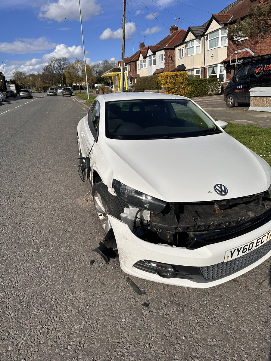 dankayll5's tweet photo. @dpdireland thanks you one of your delivery drivers destroying 3 cars in a hit and run last night. Didn’t even leave their details https://t.co/ovLAPlja4o