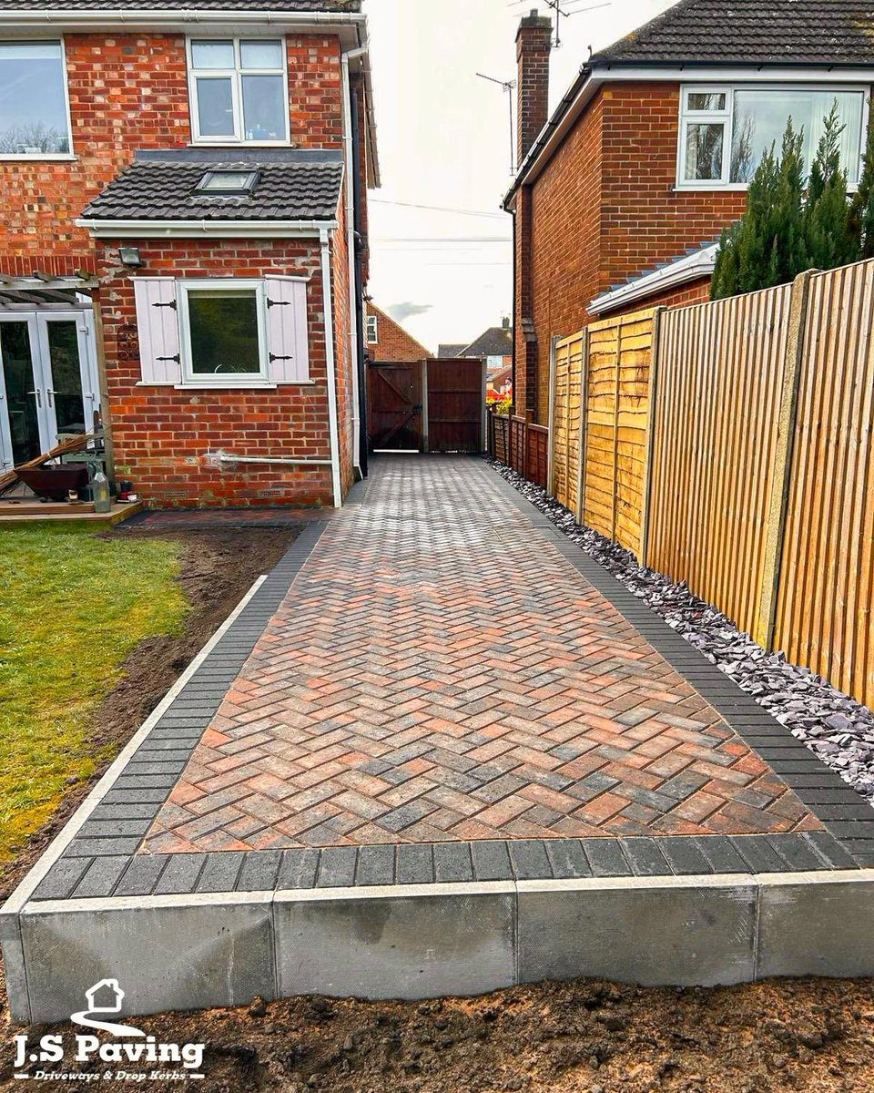 New block pave driveway installed 
🧱👍 #jspaving #paving #driveways #lincoln