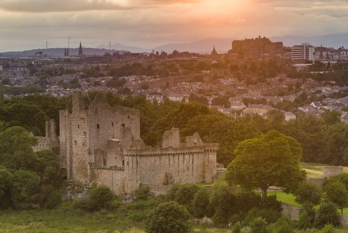 👋 @edinburghcastle and 'Edinburgh's other castle', Craigmillar. Have you visited both? Which do you prefer?! (📷 Lee Howard)