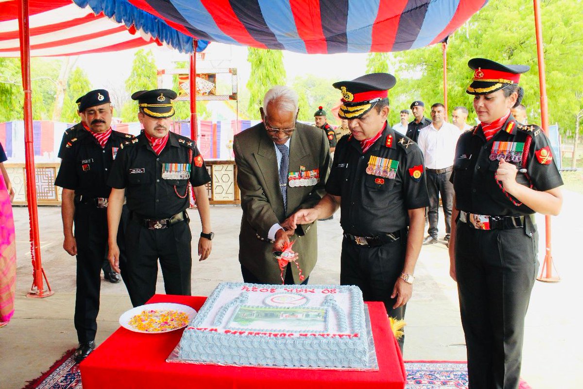 On the occasion of #75_Years of Army Postal Service Wing, Maj Gen MK Khan, ADG, APS reviewed the parade at Kamptee, Nagpur today. He also released a special cover & felicitated veterans of the Corps, whose contributions have kept the APS flag flying high. @IndiaPostOffice