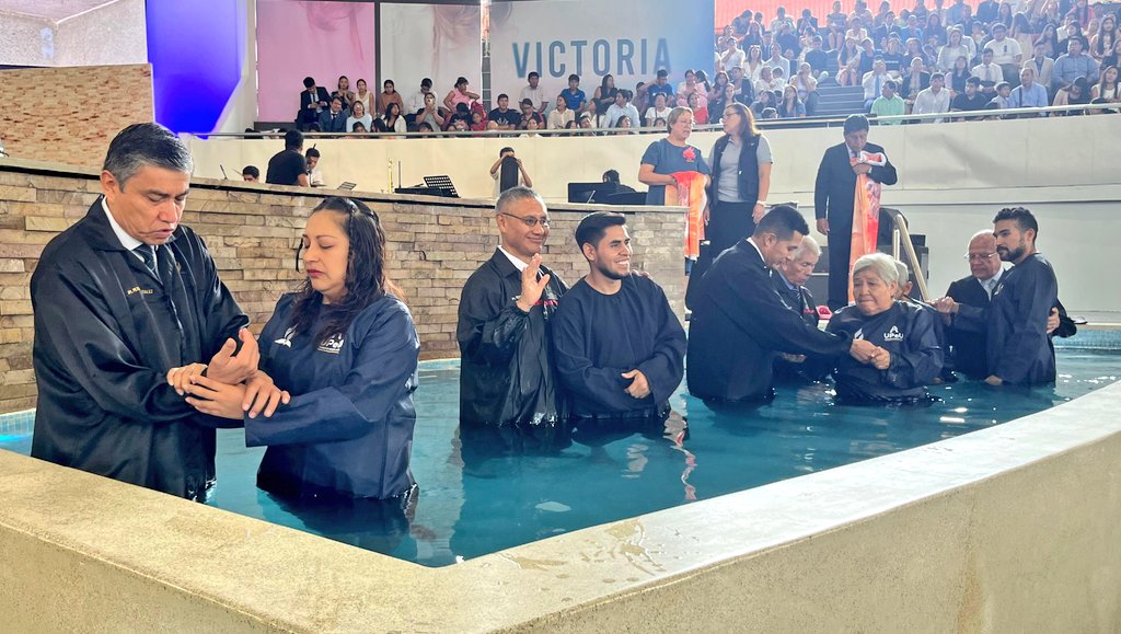 AdventistasAPCE's tweet photo. ✨️¡Hay fiesta en el cielo! 👑

📍IASD Villa Unión: En el 7mo día de la caravana de esperanza en el marco de  #SemanaSanta,  muchas personas decidieron entregar su vida a Jesús y nacieron de nuevo en las aguas del bautismo. 💙🙌

#LaÚltimaVictoria #APCE https://t.co/ZgtOznSNxi