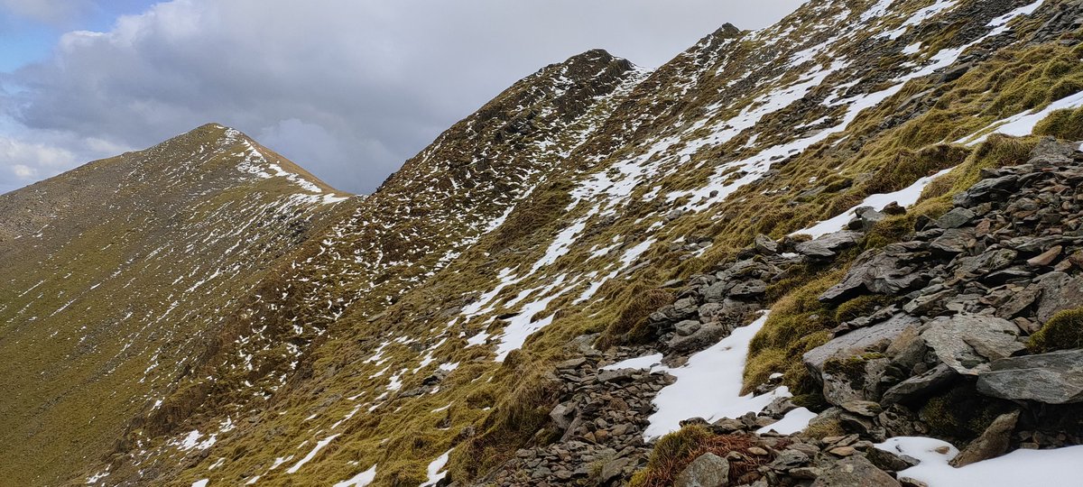 Still some snow on the N flanks of #catstycam & #swirraledge. Enough that there is a possibility of a long slide if you slip in the wrong place Carrying #microspikes still recommended for the #HelvellynEdges #summitsafely #beadventuresmart Zac