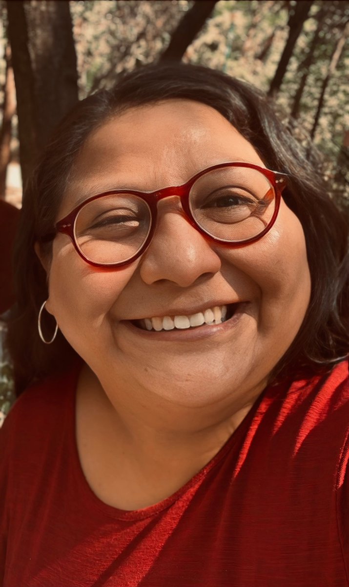 Si alguien la ve díganle que en lugar de estar sentada comiendo y publicando estupideces en su cuenta de X se presente a trabajar. Cobra doble y no asiste a hacer su chamba, por cierto, veo esta foto y entiendo por qué siempre está enojada y triste, no hay manera Cuitlali 😩😔.