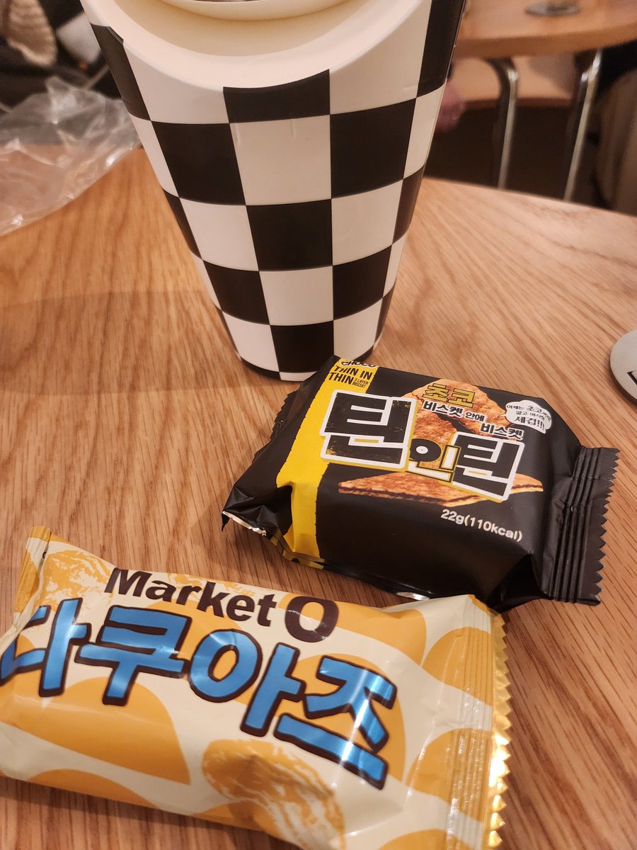 nyan_hope0218's tweet photo. そして、本日最後にお邪魔したのがHoHe Toさん!
韓国のお菓子を買って、店内でドリンクと共にいただけるの。
お菓子は個包装のを買えるから、色々楽しめるよね😊
新しくてキレイな店内で、音楽もバンタンをかけてくれて、サイコーでした😆
#HoHeTo https://t.co/OphTUBcdfZ