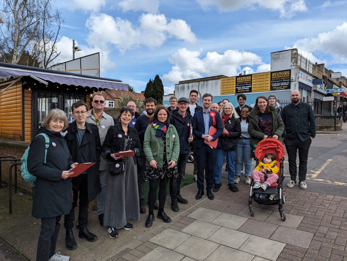 Sunshine on your back is a great feeling. Beautiful day campaigning in Chipping Barnet today with Labour’s candidate Dan Tomlinson and Assembly candidate Anne Clarke. ⁦@Dan4Barnet⁩ ⁦@anne_clarke⁩ 🌹