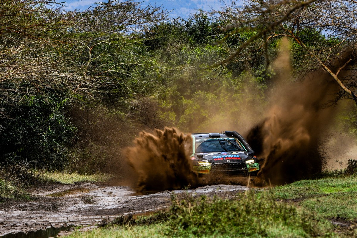 The rain hit Kenya today 🌦️ and our crews kept it cool to keep the 1️⃣-2️⃣ with @GreensmithGus leading @OliverSolberg01 into Sunday