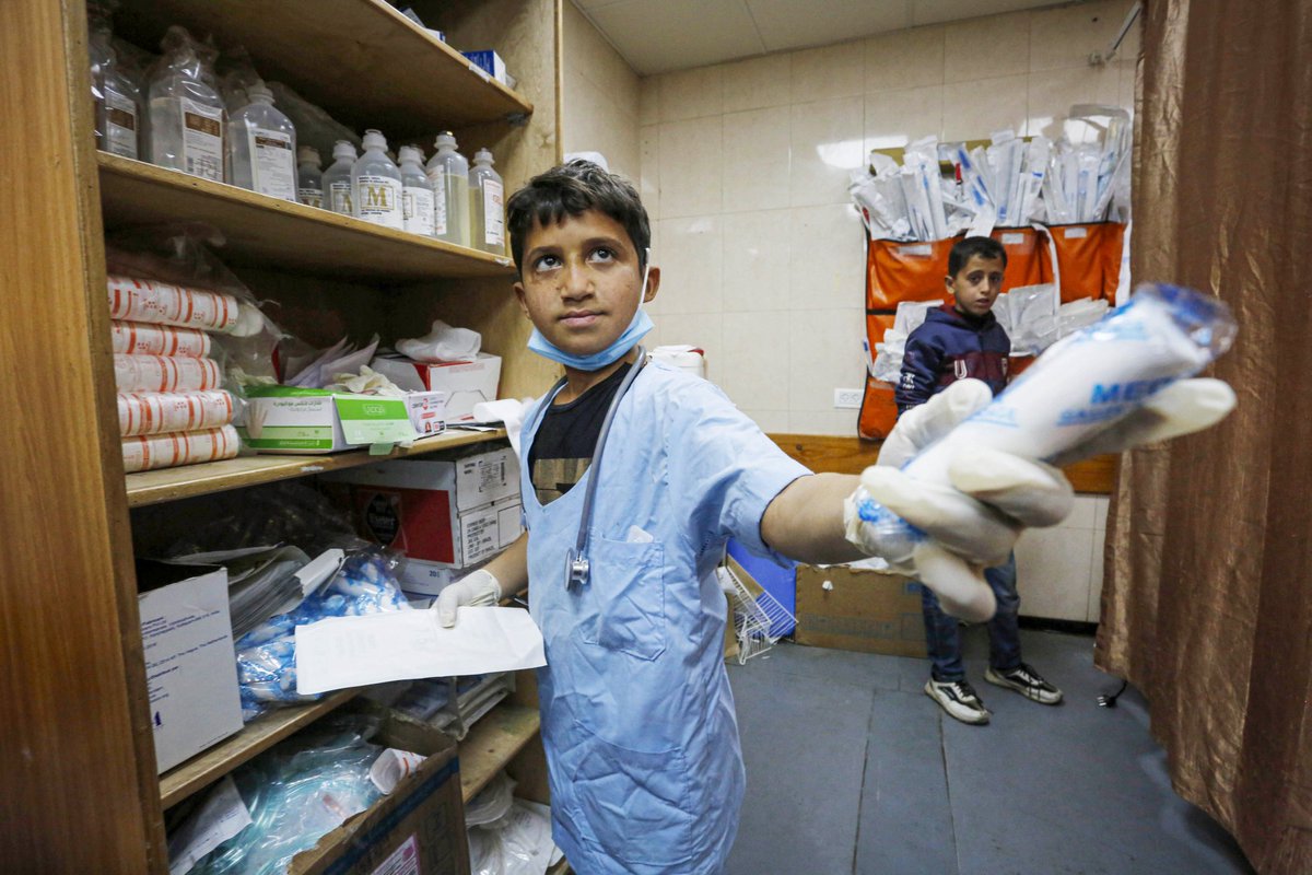 En la mierda de las guerras también puedes encontrar a niños que tratan de ayudar o acompañar a los heridos. Como Zakariya al-Sersek, con 12 años. Gaza. Fotos Ashraf Amra.