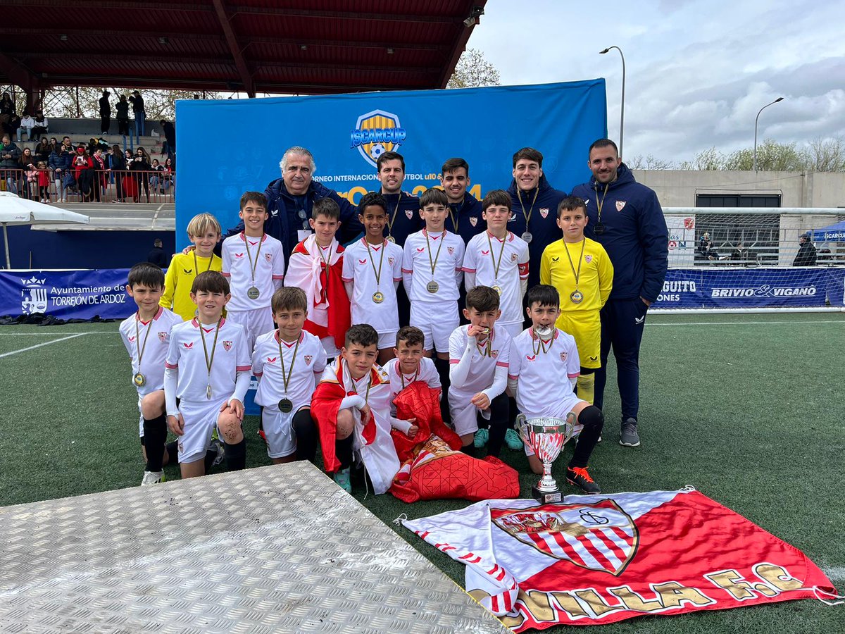 CanteraSFC's tweet photo. TORNEO | Subcampeón el #SevillaFCBenjA tras caer en la final ante el @FCBmasia. Gran papel en el torneo del primer equipo benjamín.

#CanteraSevillaFC 🏅⚪🔴 https://t.co/sxnpeo4Wx4