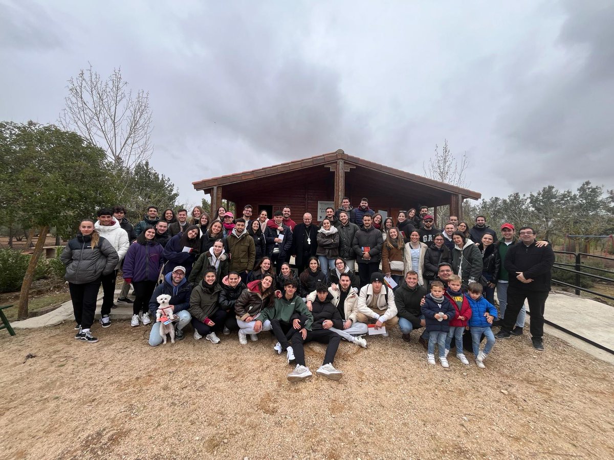 ParroquiaME's tweet photo. En este #SabadoSanto desde nuestra @ParroquiaME agradecemos al @Obispofcerro haya tenido a bien compartir nuestro desierto en la pascua juvenil. https://t.co/XgJuVV0HSw