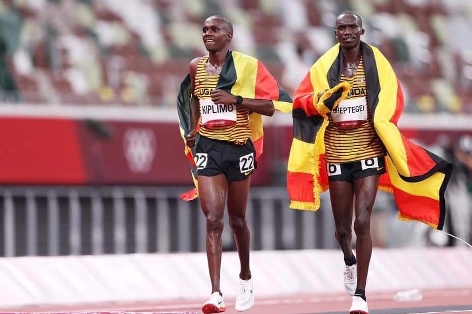 𝗧𝗛𝗔𝗧'𝗦 𝗦𝗜𝗟𝗩𝗘𝗥! Uganda scoops Team Silver 🥈 in the Men's Senior 10,000m race at
#WorldCrossCountry after dominant performances from both Jacob Kiplimo (1st) and Joshua Cheptegei (6th)! 

#TeamUganda 🇺🇬 #UgMoving4wd #VisitUganda