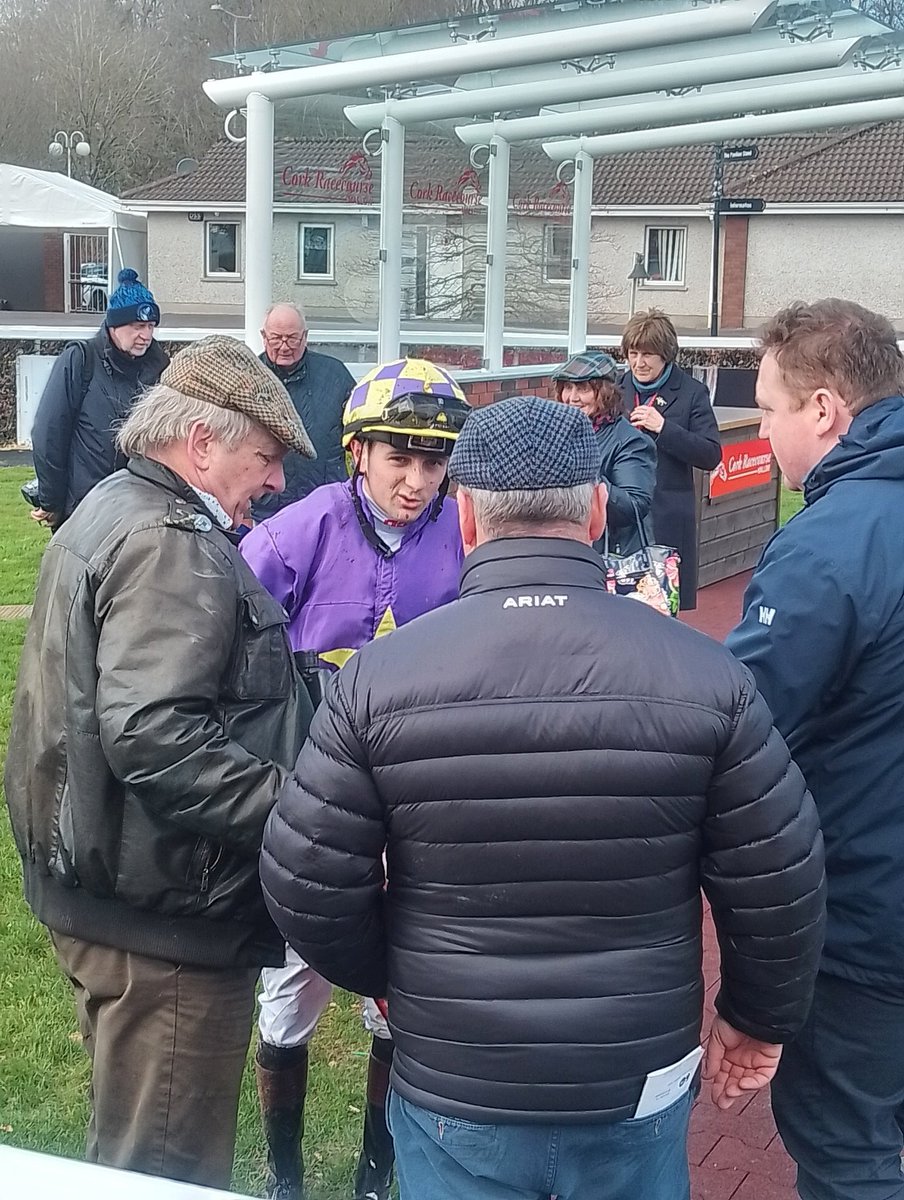 The Slattery's combine Trainer Andy Slattery & @AndrewSlattery7 with success for popular owner Mick Walsh who is the racecourse farrier here at @corkracecourse with Independent Expert at 17/2 #HorseRacing #CorkRacecourse