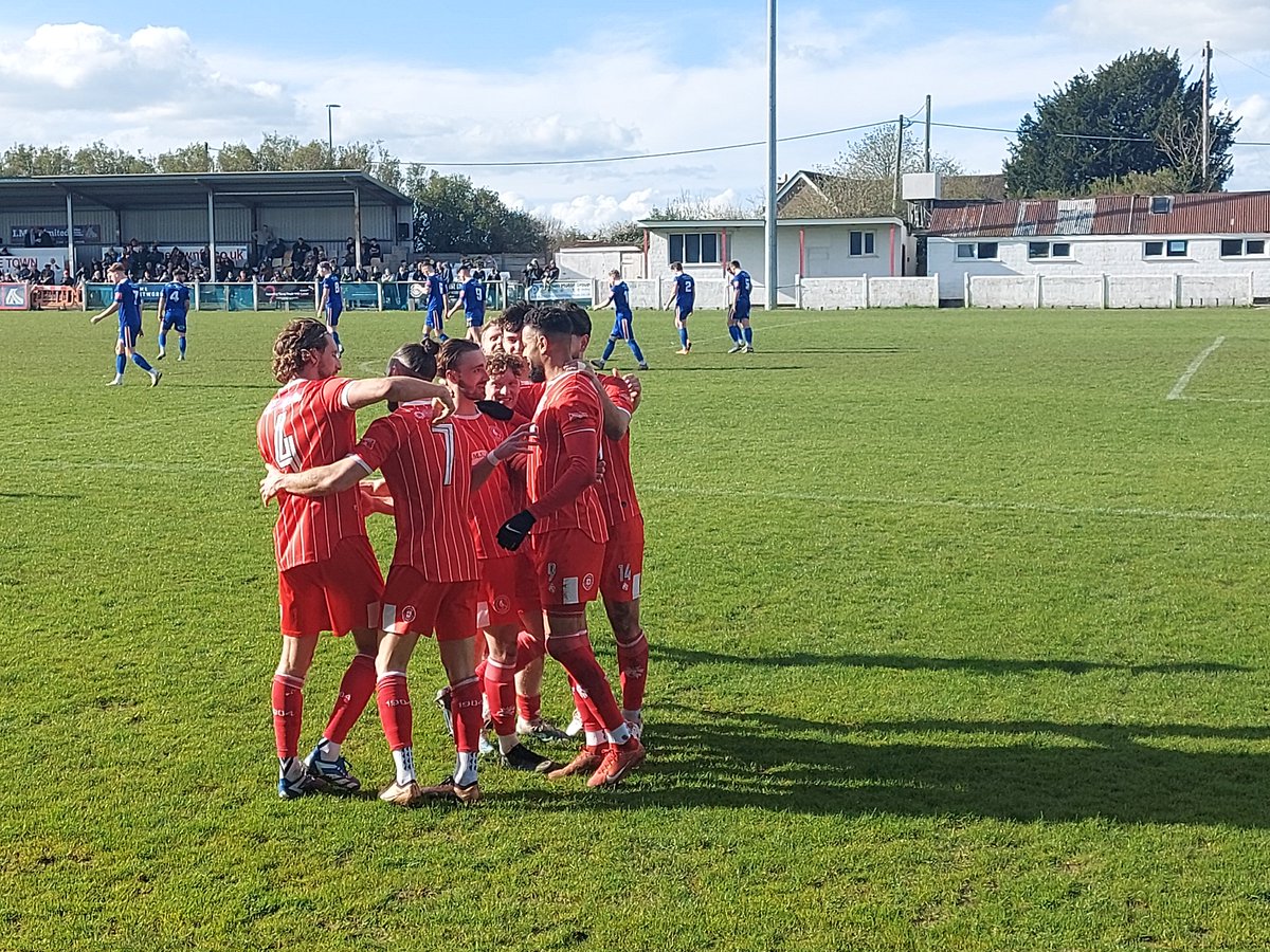 Four nil nicey. The Robins enjoying  the sunshine up on the hill. Hugs all round at Frome Town FC. #nubit#frome