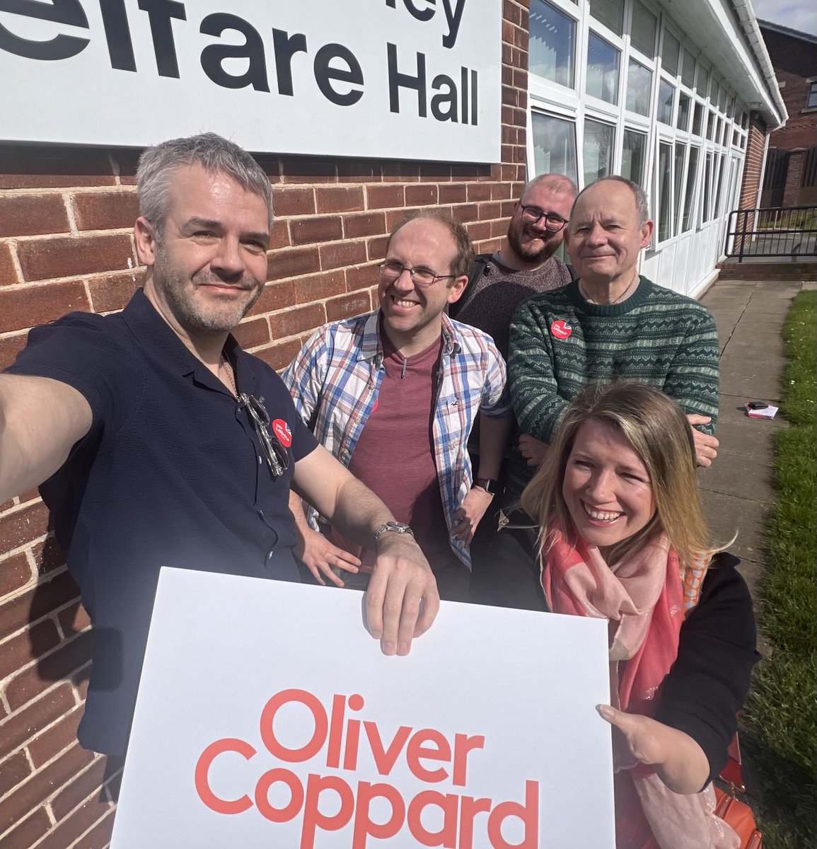 A lovely day for a spot of #LabourDoorstep action in Tankerlsey with the brilliant ⁦@MarieTidball⁩ and ⁦@alex4peneast⁩ 🌞🌹