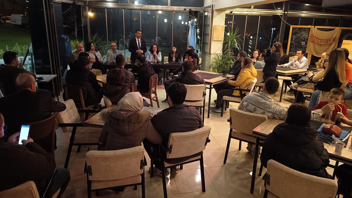 niluferiyi's tweet photo. İftar sonrası Salvador Kafe’de genç arkadaşlarımızla çok keyifli bir sohbet gerçekleştirdik. 

Daha çok gençlerimizin vakit geçirdiği kafelerde ve hemşerilerimizin toplandığı kahvehanelerde 31 Mart seçimlerine ilişkin görüşlerimizi ve İYİ BELEDİYECİLİK vizyonumuzu açıkladık ☀️ https://t.co/fX4HxZhDC6