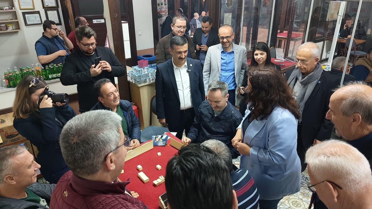 niluferiyi's tweet photo. İftar sonrası Salvador Kafe’de genç arkadaşlarımızla çok keyifli bir sohbet gerçekleştirdik. 

Daha çok gençlerimizin vakit geçirdiği kafelerde ve hemşerilerimizin toplandığı kahvehanelerde 31 Mart seçimlerine ilişkin görüşlerimizi ve İYİ BELEDİYECİLİK vizyonumuzu açıkladık ☀️ https://t.co/fX4HxZhDC6