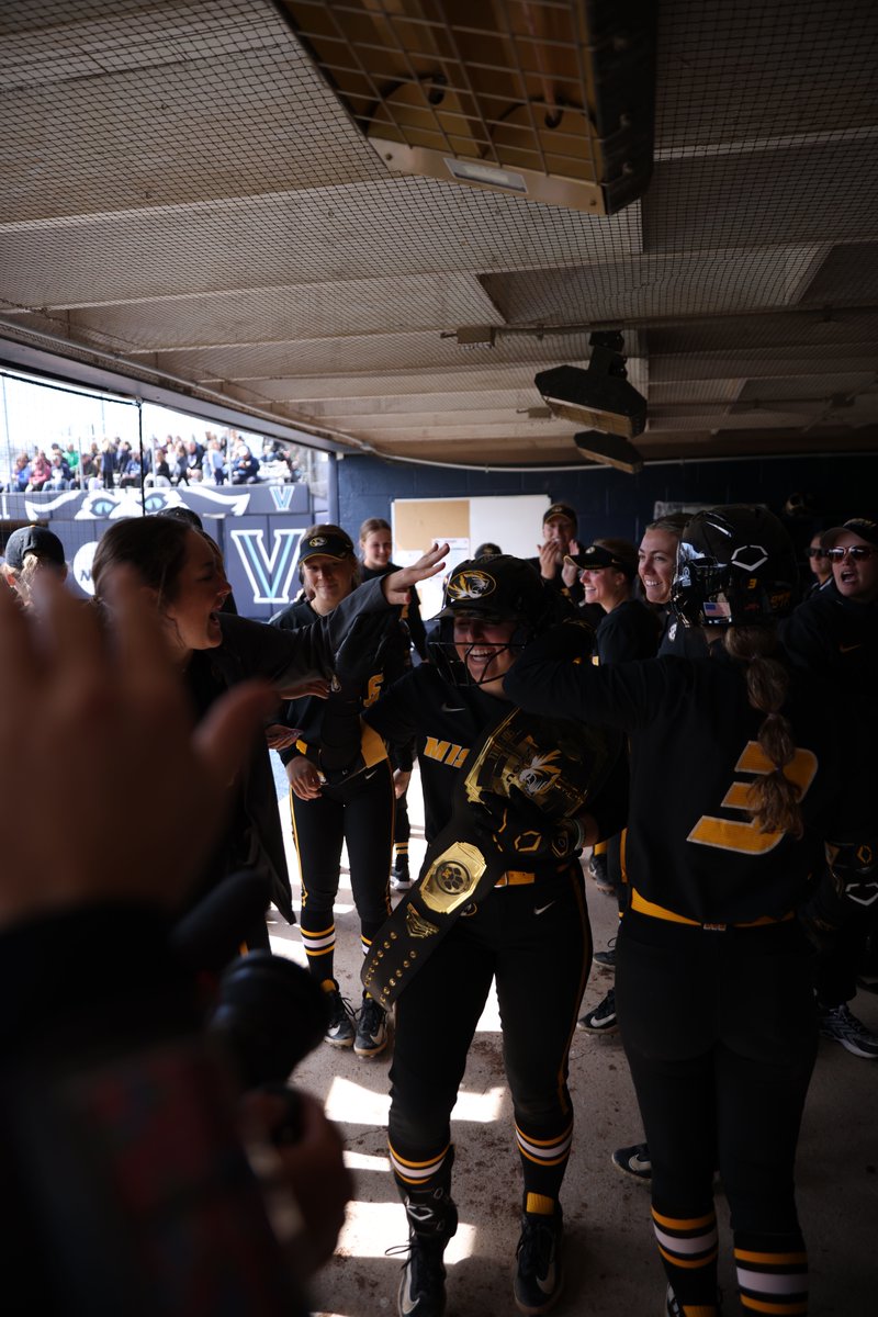 Give her the belt. 😤 #OwnIt #MIZ 🐯🥎 | @StefaniaAbrusc1