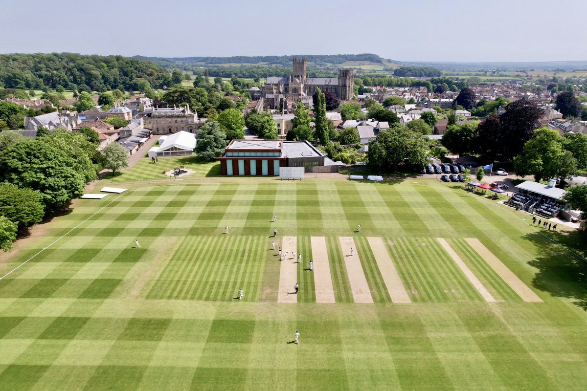🎉 Wells Cathedral School has been named home to one of the 10 most picturesque cricket grounds in Britain! ✍️ The list, compiled by Chief Cricket Writer @scyldberry, was published in @Telegraph on Tuesday 26th March. 🏏🙌