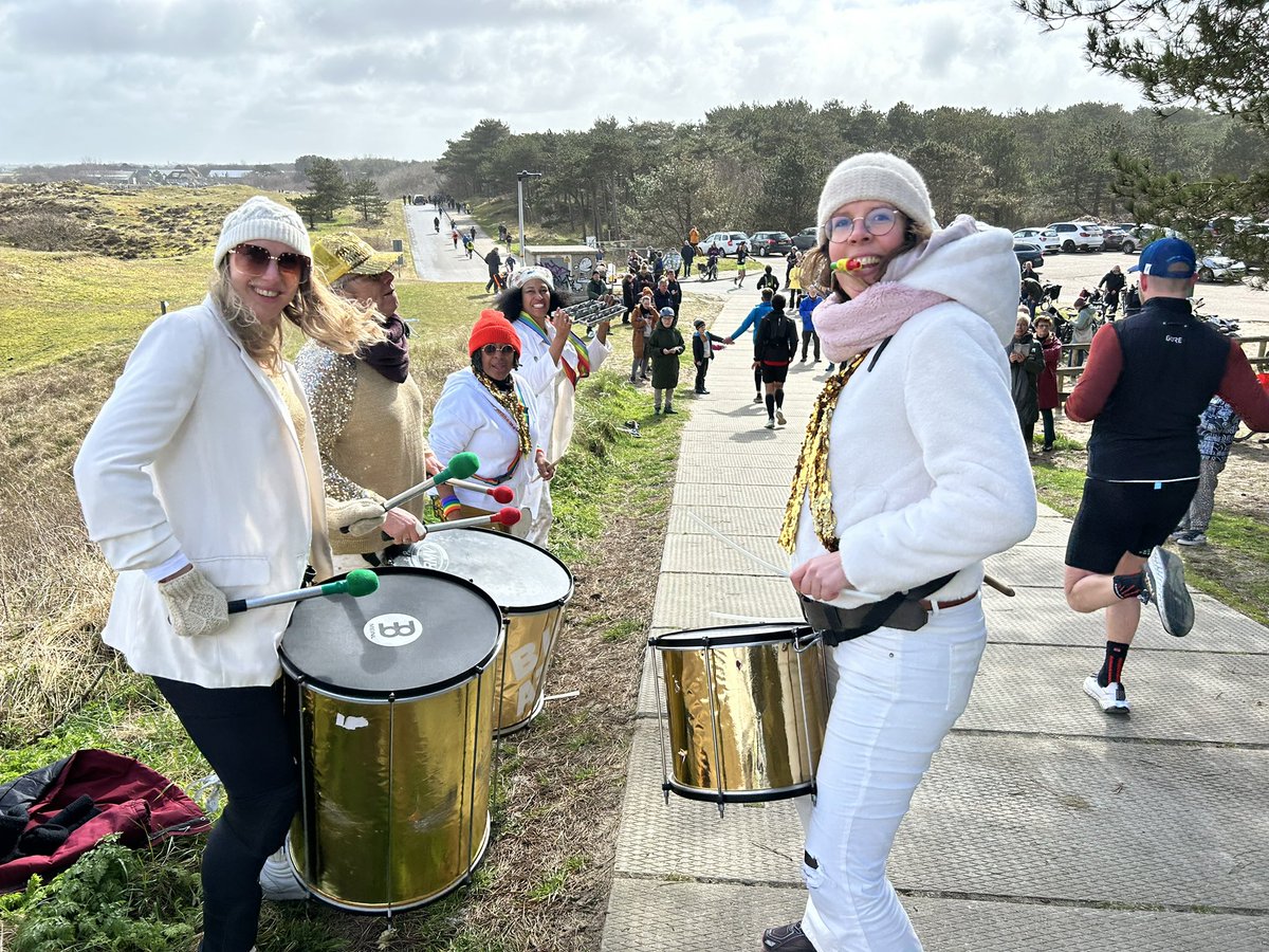 Sambaband Bumba voor sponsorloper Jeroen in Texel. #dezestigvantexel #stayokaytexel