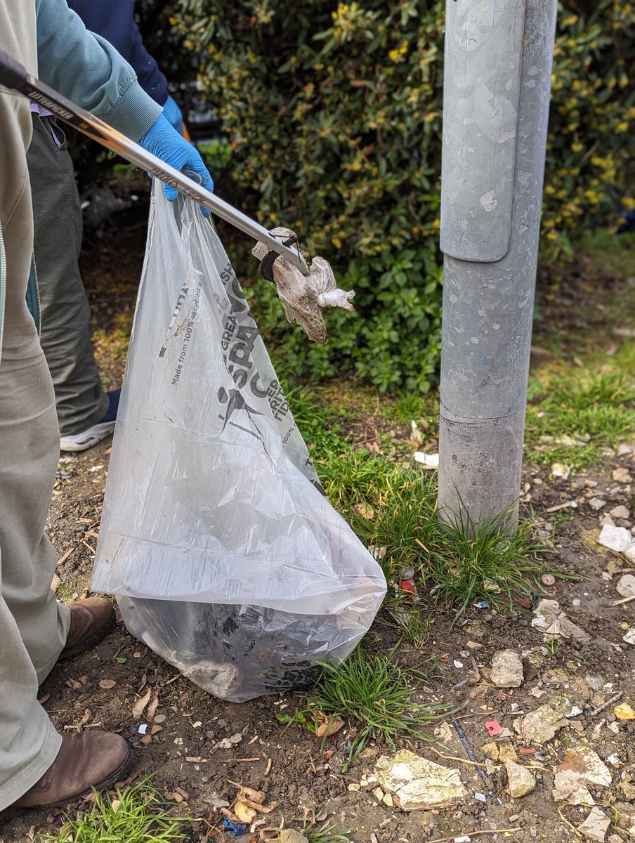 🚮 Good litter pick today at Luton Road Shoppers Car Park for the Great British Spring Clean! 👏 Thanks to those who joined us, we collected 15 bags of litter. #GBSpringClean