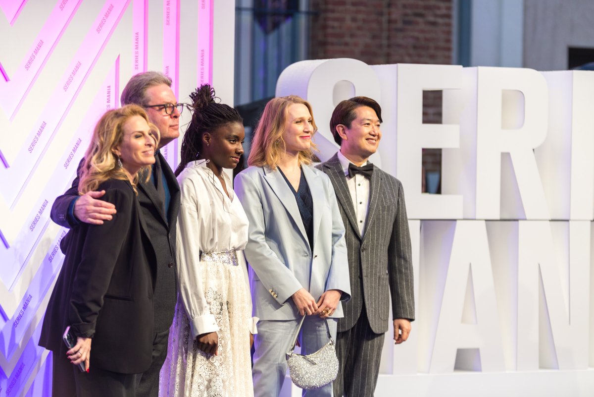 MERCI AU JURY DU PANORAMA INTERNATIONAL 🤝 On tenait à remercier Suzy Bemba, Douglas Kennedy, Hojin Kwon, Clémence Madeleine-Perdrillat et Danna Stern pour leur regard précieux ! Ensemble, ils ont décerné 5 prix 🏆 Retrouvez-les sur notre site Internet 👉seriesmania.com/festival/editi…