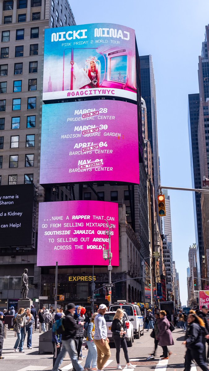 LiveNation's tweet photo. More than 15 years after her debut, @NICKIMINAJ returns home to welcome nearly 50,000 Barbz to #GAGCITYNYC
Welcome home and congrats to Queens’ very own 👑🎀💗 https://t.co/bKB4D2lcui