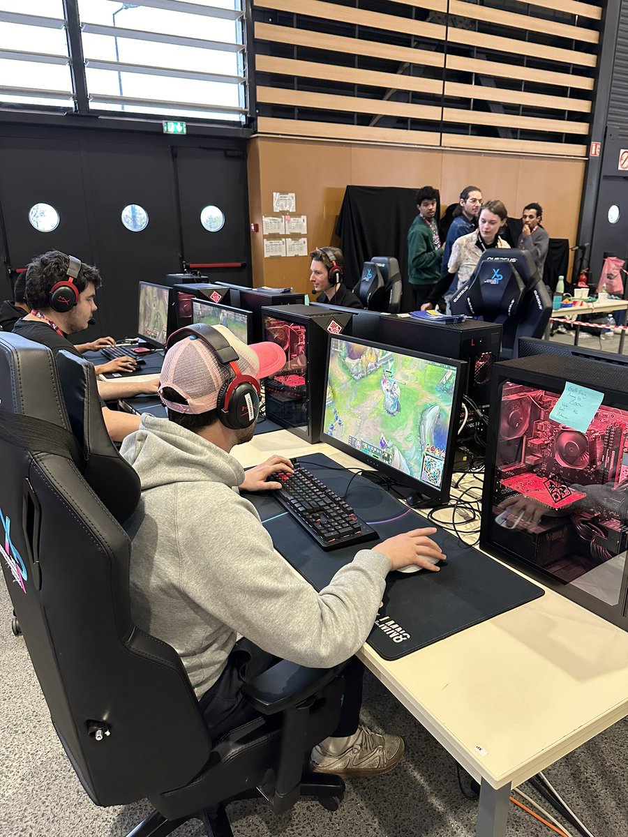 Retrouvez notre pire équipe de bras cassés sur League Of Legends en live sur notre chaîne Twitch #foiredelyon #live #LoL 
twitch.tv/evolvebde