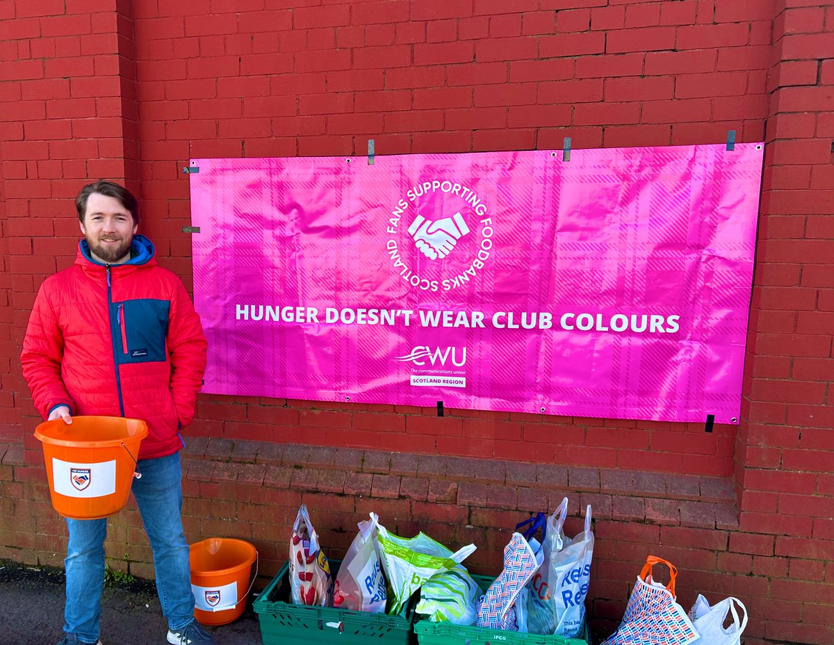 Thanks to every @dundeeunitedfc & @RaithRovers fan who donated items to our collection at Tannadice today! We also raised £287.48 in our collection buckets for the Taught by Muhammad foodbank! 🤝 #HungerDoesntWearClubColours