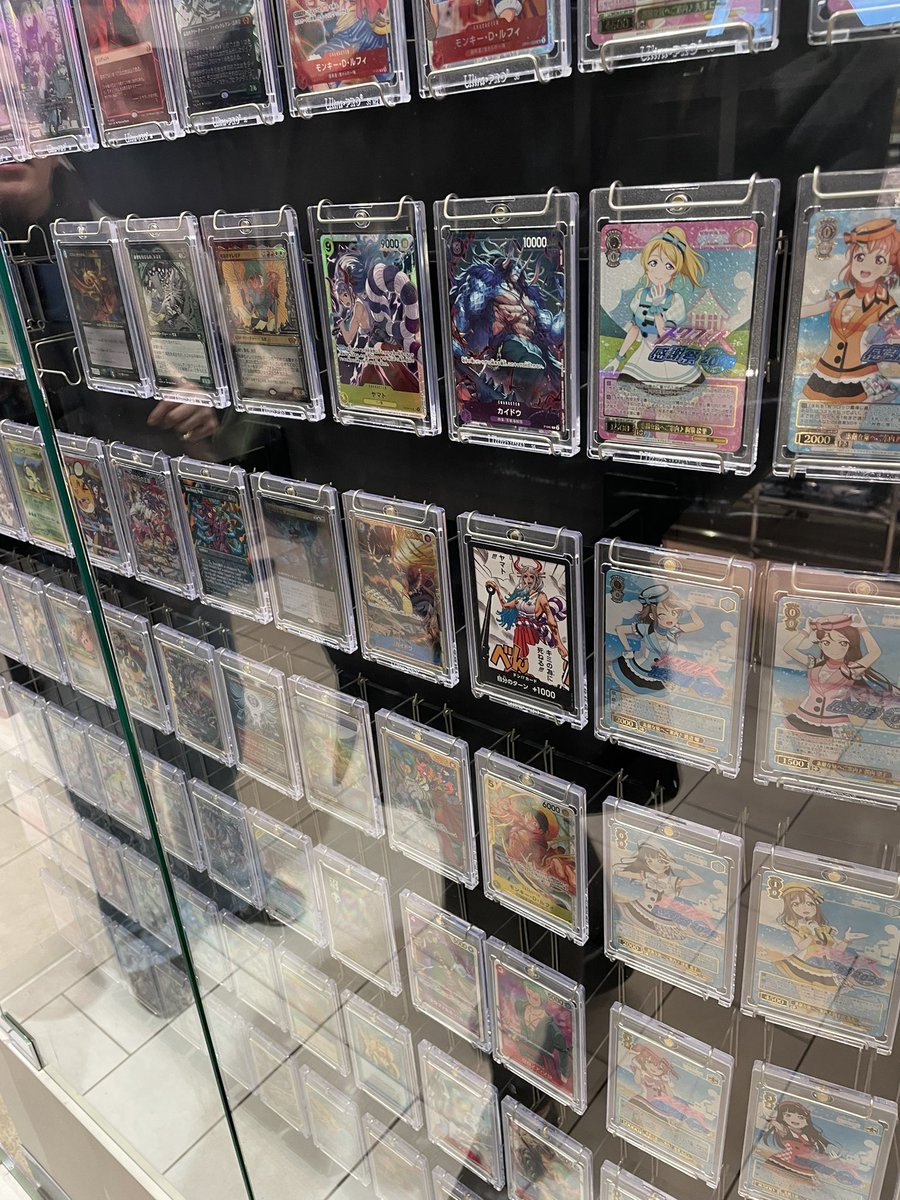 TontonPhiphi's tweet image. Un de mes acolytes de voyage n’est nul autre que @Rayquamaster , grand collectionneur de cartes Pokémon (je vous invite à voir ce qu’il fait son contenu est une mine d’or dans le domaine)!
Etant aussi collectionneur TCG c’est une facette de Tokyo que je n’avais pas creusé
[suite]