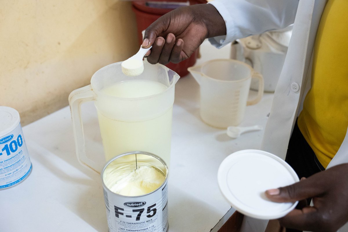 Therapeutic milk saves lives! 🥛🥛 In the drought-affected areas of Southern Ethiopia, @eu_echo is providing support to ensure that health workers have access to life-saving therapeutic milk to treat #children with severe acute malnutrition. @ECHO_CESAfrica, @EUinEthiopia